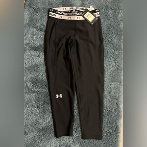 NWT size medium Under Armour Novelty crop black